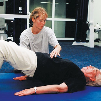 Seniorin bei Beckenbodentraining mit Therapeutin