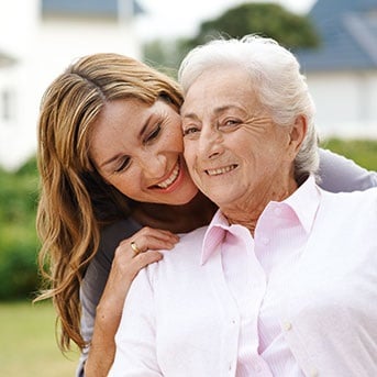 Ältere Dame und Tochter lachen zusammen