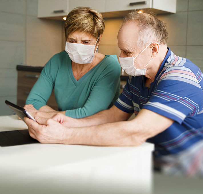 Frau und Mann sitzen am Küchentisch