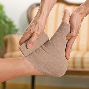 Verband wird zur Thromboseprophylaxe an Fuß angelegt