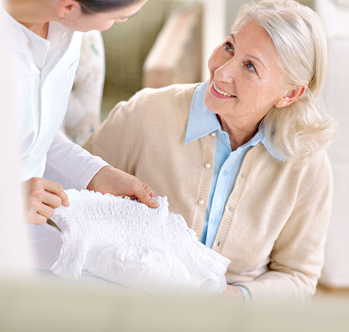 Ärztin und Seniorin mit Inkontinenzprodukt