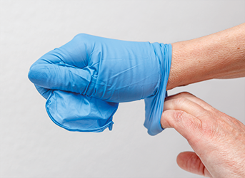 Verbandwechsel Anziehen von Einmalhandschuhen