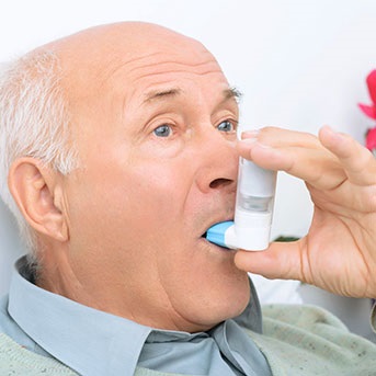 Senior nimmt Asthmaspray