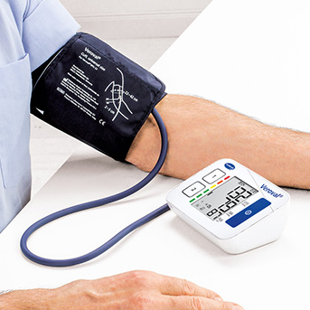 Blutdruckmessgerät mit Verpackung