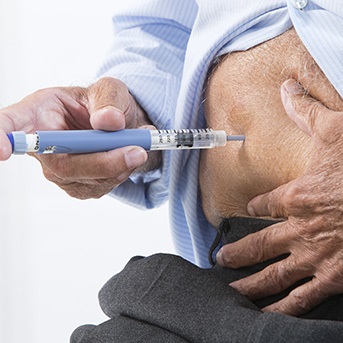 Diabetiker spritzt sich Insulin