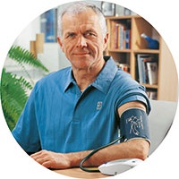 Senior misst Blutdruck am Arm