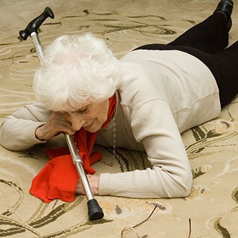 Ältere Dame liegt auf dem Boden nach Sturz