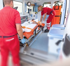 Sanitäter schieben Patient in Krankenwagen