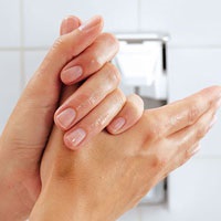 Hände desinfizieren vor Verbandwechsel