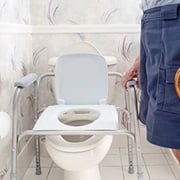 Toilette mit extra erhöhtem Sitz