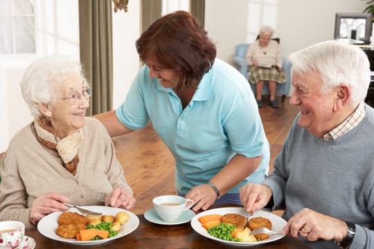 Senioren werden in Pflegeeinrichtung betreut