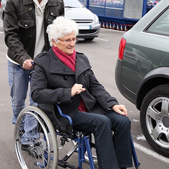 Ältere Dame in Rollstuhl