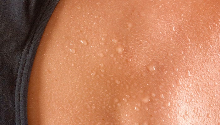 Schweißperlen auf Haut zur Regulierung der Körpertemperatur