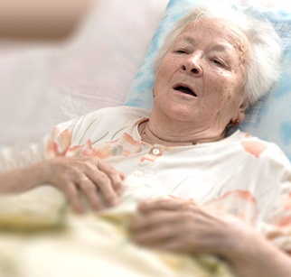 Seniorin mit Lungenentzündung im Bett