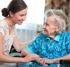 Pflegerin umsorgt Seniorin