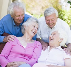 Senioren lachend auf dem Sofa