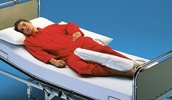 Patient im Bett in der 30-Grad-Schräglagerung zur Dekubitusprophylaxe
