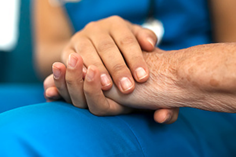Pflege – übereinander gelegte Hände